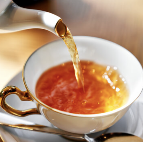 厳選したハーブティーをスイーツスタンドと共に