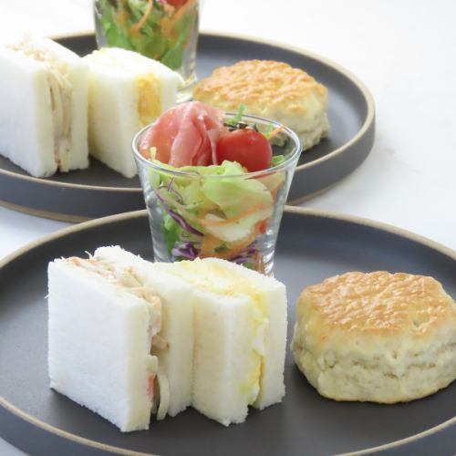 アフタヌーンティーでは軽食もご用意しております◎