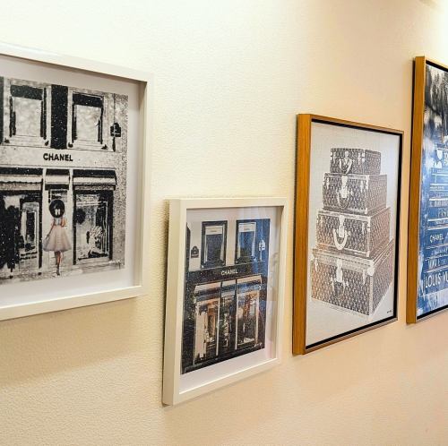 オリバー・ガルの絵画に囲まれた海外インテリアな店内