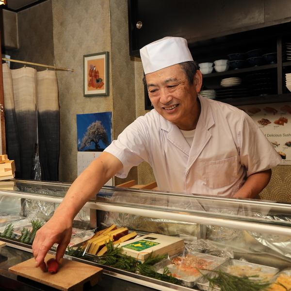 お寿司に対する深い愛情と、本を出すほどの豊富な知識を持つご主人が、皆様をお待ちしております。お寿司の魅力や素材のこと、食べ方に至るまで、何か分からないことがあればぜひご主人にお尋ねください。ご主人の熱意とこだわりが詰まったお寿司を通じて、心温まるひとときをお楽しみ下さい