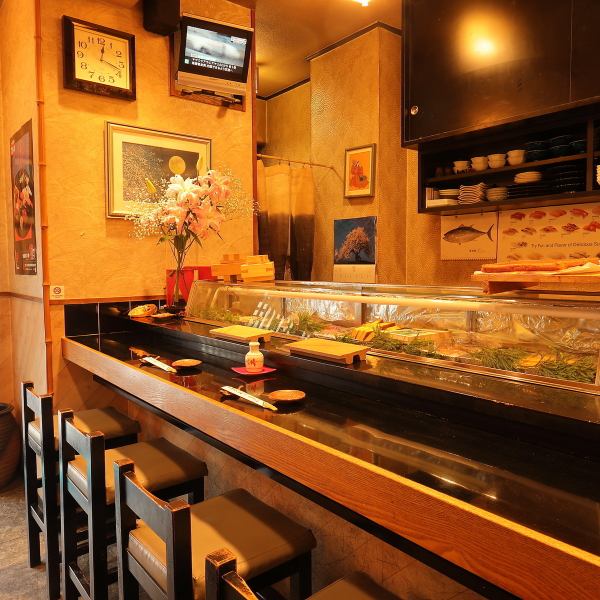 目の前に新鮮なネタが並ぶカウンター席は、まさに特別な体験ができるベストポジションです。ここでは、ご主人のプロの技を間近で見ることができ、お寿司の魅力を存分に感じることができます。さらに、お寿司について分からないことがあれば、気軽にご主人に質問することもできます。特別なひとときをお楽しみください。