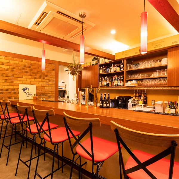 [Counter seats] At the stylish bar counter with an adult atmosphere, it is a space where even one person can easily enter.Enjoy your favorite drink and meal while chatting with the staff.