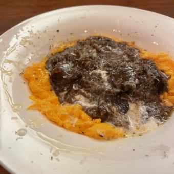 牛肉煮込みとスクランブルエッグ