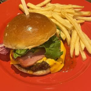 近江牛パティとベーコンのアメリカンチーズバーガー