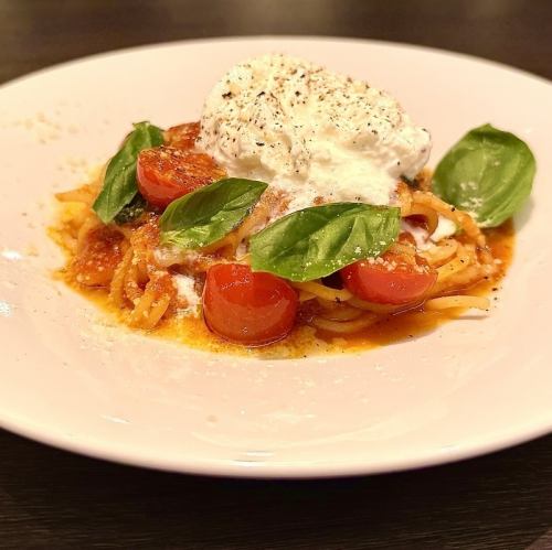 ブラッターチーズとバジルのトマトソースパスタ