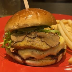 鴨パティとフォアグラのトリュフバーガー