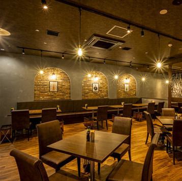 落ち着いた照明とレンガのアクセントが温かみを演出する居心地の良い店内。ゆったり座れるテーブル席が中心で、少人数の集まりやデート、女子会利用にも最適です。木の温もり感じるフロアとシンプルで統一感のあるインテリアが、リラックスした時間を提供。落ち着いた空間で、大切なひとときをお過ごしいただけます。
