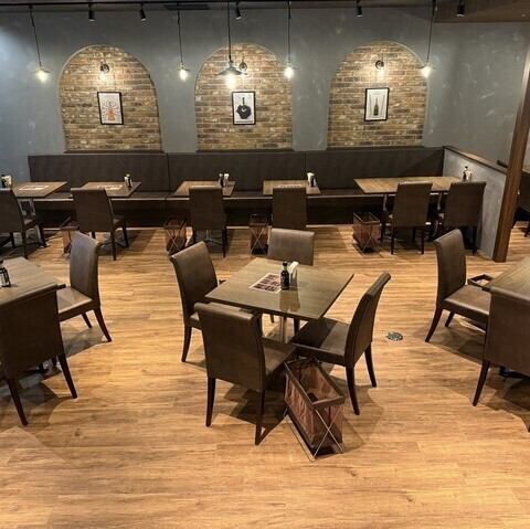 梅小路京都西駅から徒歩4分の好立地。バルのようなおしゃれな店内は、宴会や女子会、デートにもぴったりです。普段使いや観光中の休憩にも気軽に立ち寄れる雰囲気が魅力。貸切は28名様から対応可能で、団体利用もご相談ください。落ち着いた空間で、思い出に残る特別なひとときをお過ごしください♪