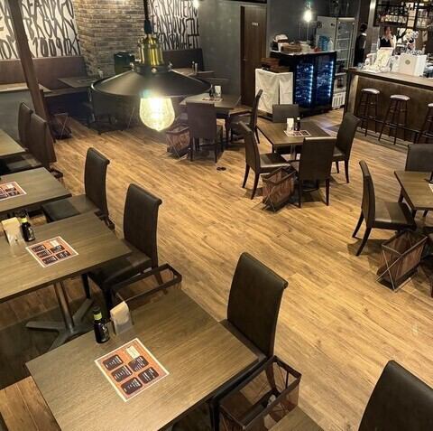 【2名様用テーブル席】片側ソファー席でゆったりとお過ごしいただけます。