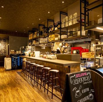 【カウンター席】おひとり様でも、友人と一緒でも気軽にご利用いただけるスペースです♪リラックスした雰囲気の中、美味しい料理やドリンクを楽しみながら、ゆったりとした時間をお過ごしください☆