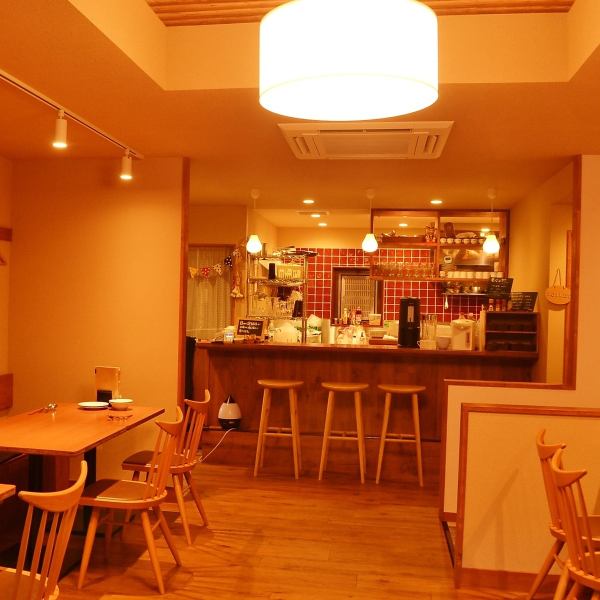 オープンキッチンが叶える落ち着いた雰囲気のお店…柱の無いワンフロアで心も解放されたひと時をお過ごしください。デート、記念日でのご来店にどうぞ‥※テーブルの指定に関して、ご予約状況によりご希望にそえかねる場合がございます。