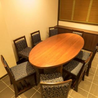 Medium-sized table seats (up to 8 people can be accommodated by connecting a spare table)