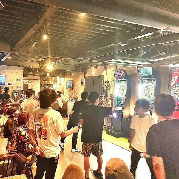 The 2nd and 3rd floors have different entertainment options! The 2nd floor has darts and simulation golf, while the 3rd floor has games for the Switch, Famicom, 64, and karaoke! We also offer a space that is perfect for private use.