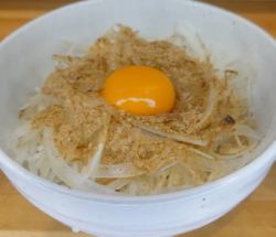 長崎太陽卵と食べる新玉オニオンスライス