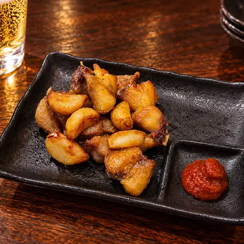 Deep-fried chicken tail with bone and garlic