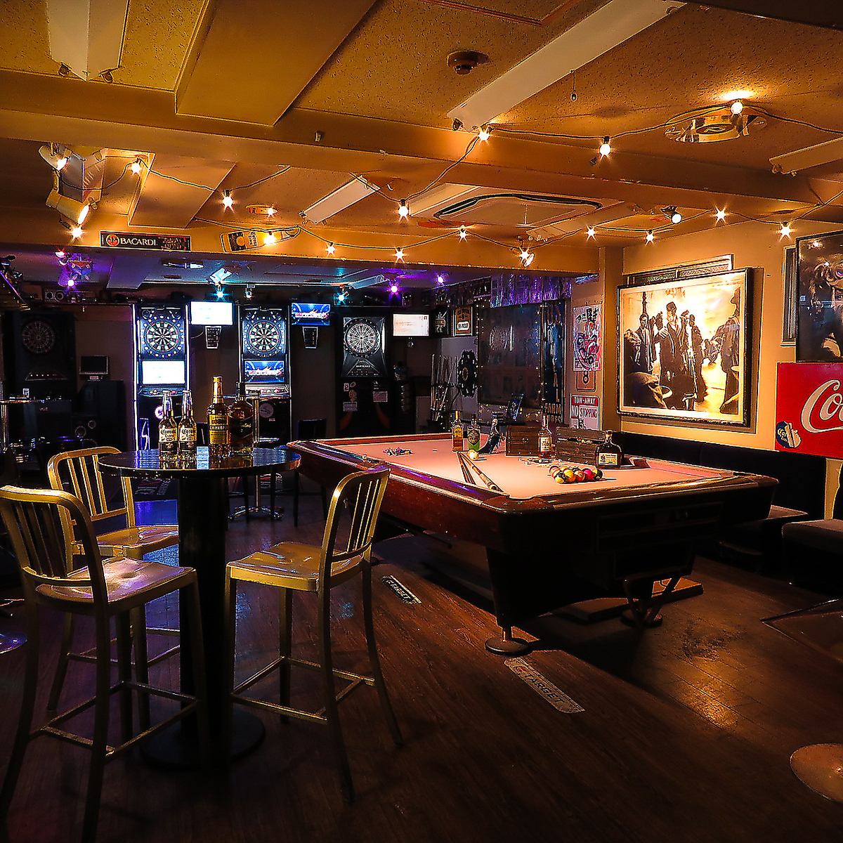 在3樓的櫃檯酒吧，您可以享用包括波本威士忌在內的各種飲料！