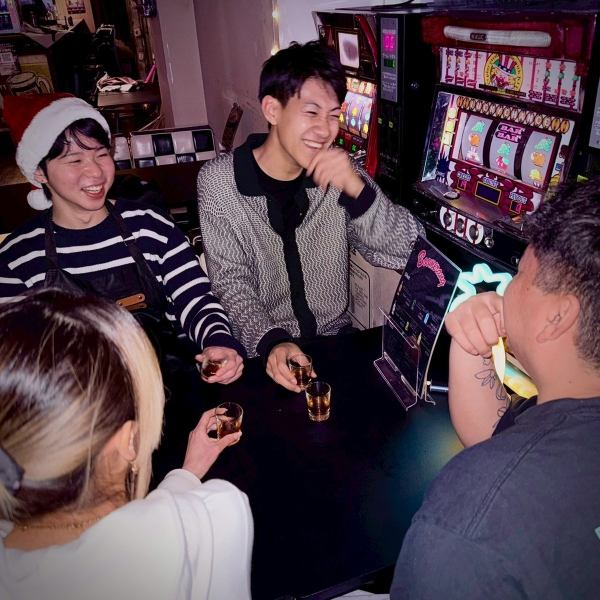 【1名様からご予約可能です!】バーカウンターが8席、少人数テーブルもございます!バーテンダーお勧めのお酒を堪能しながら、ゆっくりとしたお時間をお過ごしいただけます。トランプゲームやサイコロゲームなど、アミューズメントも多数取り揃えております☆