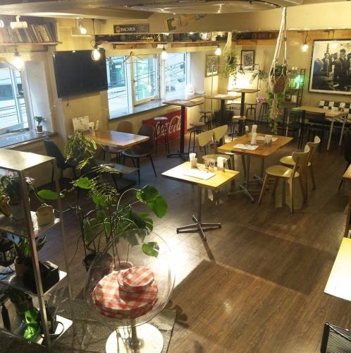 【お洒落で広々とした店内】