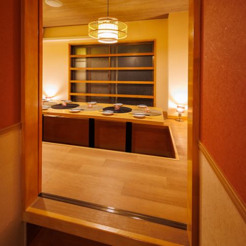 <p>広々とした店内は、店舗貸切のご予約も承っております。最大100名様まで収容可能ですので、会社宴会、歓送迎会、結婚式の二次会にもおすすめ。新宿での大規模な宴会をご希望のお客様は、お気軽にご相談ください。乾杯の音頭、宴会途中の移動もスムーズに行え、宴会場をお探しの幹事様に理想の空間をご提供いたします。</p>