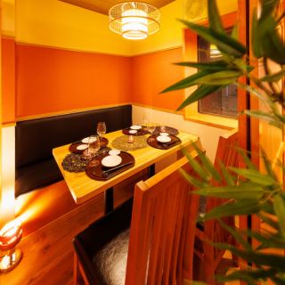 多数の個室をご用意する当店。接待や会食、記念日のお食事など少人数利用に最適な4名様個室。ご友人とのお食事や女子会に最適な5名様、6名様個室。店内の内装は和の空間を肌で感じることができる情緒溢れる空間です。仲間内の飲み会やお仕事の打ち上げなどにご利用いただける15名様個室もございます♪