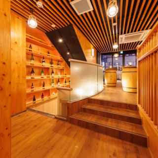 温かみのある天然木の調度品と障子の設えが、落ち着いた雰囲気を演出する居心地のいい和空間。半分壁に仕切られたプライベート感のあるスペースに、4人掛け御座敷やテーブル席が多数ございます。テーブル/御座敷席で会席やコースを召し上がっても、ゆったりお使いいただけける広々サイズです。個室もご用意してあります