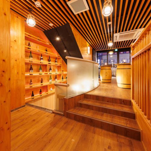 温かみのある天然木の調度品と障子の設えが、落ち着いた雰囲気を演出する居心地のいい和空間。半分壁に仕切られたプライベート感のあるスペースに、4人掛け御座敷やテーブル席が多数ございます。テーブル/御座敷席で会席やコースを召し上がっても、ゆったりお使いいただけける広々サイズです。個室もご用意してあります