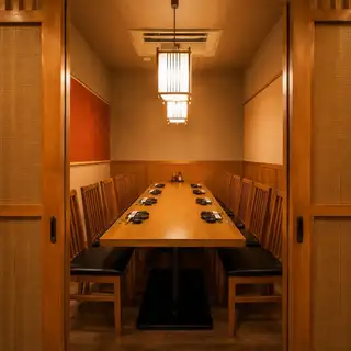 4名～8名様の少・中人数様向けのプライベート個室♪ゆったりと優雅なお時間をお過ごし頂けるこちらのお席はご友人とのお食事や少人数でのご宴会をワンランク上の仕上がりに♪サプライズ演出できるデザートプレートクーポンもご用意しております♪その他催し物も、お気軽にお問い合わせください。快くお受けいたします。