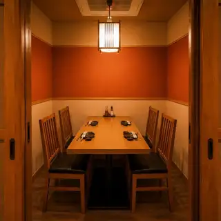 4名～6名様用テーブル席お客様の人数構成・用途にあわせてその日一番適した個室席をご提供致します。