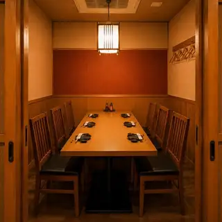 お友達や会社の飲み会でもご利用いただけます♪当店自慢の個室プライベート空間でごゆっくりお食事をお楽しみください♪