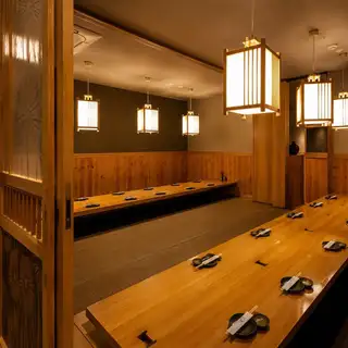 8名様から40名様までご利用いただける、お座敷の個室も完備しております♪都会の騒音を忘れられるデザイナーズルーム！大人気のお部屋となりますので、ご予約はお早めがオススメです！小規模のご宴会などにはピッタリとはまるオシャレな和装のお座敷で多数取り揃えております日本酒、焼酎をお楽しみください♪