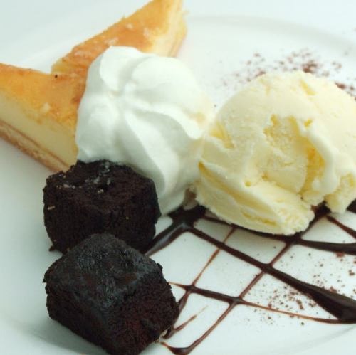 Baked cheesecake and gateau chocolate ice plate