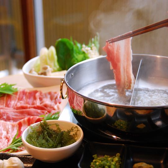 とろける極上体験！生卵×胡椒で味わうあぐー豚しゃぶしゃぶコース