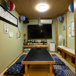 【お座敷席(3～6名様用)】足を伸ばしてゆったりとくつろげる、人気のお座敷席。沖縄民謡が流れる店内で、本場沖縄の雰囲気をお楽しみいただけます◎