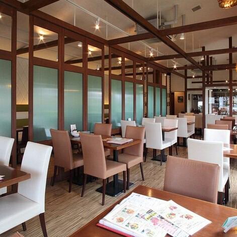 明るい光が差し込み、開放的でスタイリッシュな雰囲気です。ランチ、女子会、誕生会、ママ会、夜カフェや各種パーティーなど様々なシーンに対応可能です◎50人以上で貸切も承ります！また、各種お祝いシーンにて写真撮影やプレゼントなどのサービスも行っております。
