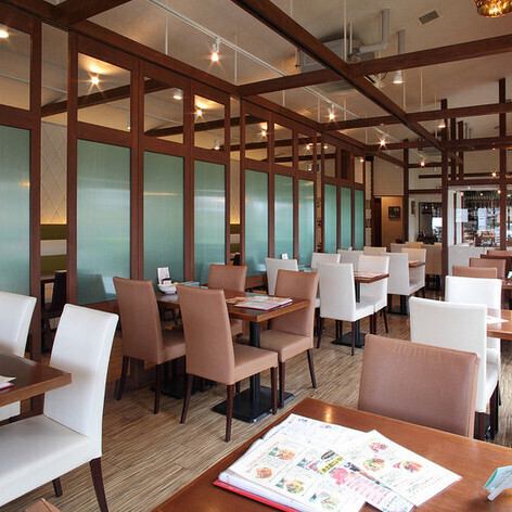 70席の店内の様子。貸切で結婚式の2次会などにもご利用いただけます◎
