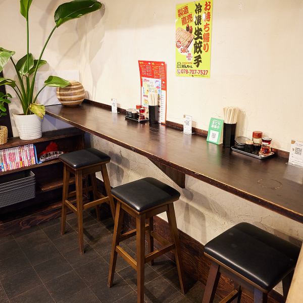[One person is welcome ◎] There are 3 seats at the counter where you can enjoy drinking alone.Young people and female customers are attracted by the good atmosphere that makes it easy to enter.Enjoy the special gyoza in a homey atmosphere♪