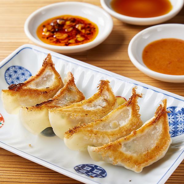 【当店自慢の9種類の餃子】神戸ポークのブランド豚＋背脂＋キャベツ＋国産牛を使用したオリジナル餃子です