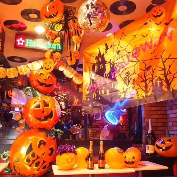 【ハロウィンパーティーなど各種ご宴会を更に盛り上げる◎無料特典多数◎】新しく綺麗な店内で飲み放題付コースもなんと2000円～♪イベント・パーティー・オフ会にも◎天井のミラーボールが不思議な異空間を再現します。★これからの時期は大変込み合うのでしっかりご予約をして頂いてワイワイしてください♪