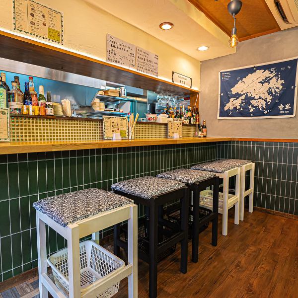 Counter seats overlooking the kitchen of the shop.You can enjoy cooking while having fun conversations with the friendly and chatty owner and staff.There are 7 counter seats in total, so even one person can feel free to use it, so we are waiting for you at our store.