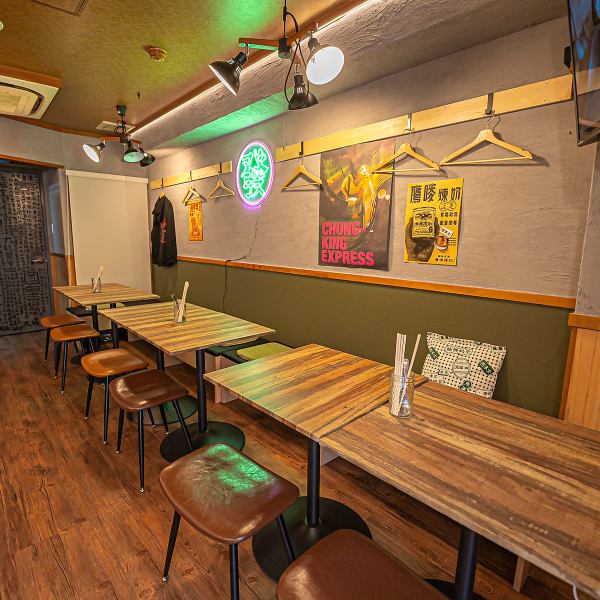 Our wooden table is designed for customers to relax and enjoy their meal.It is possible to use from 2 to 5 people per table, and it is welcome to use with family, friends, and dates.Even if you have 5 people or more, you can use 3 tables, so please come and visit us.
