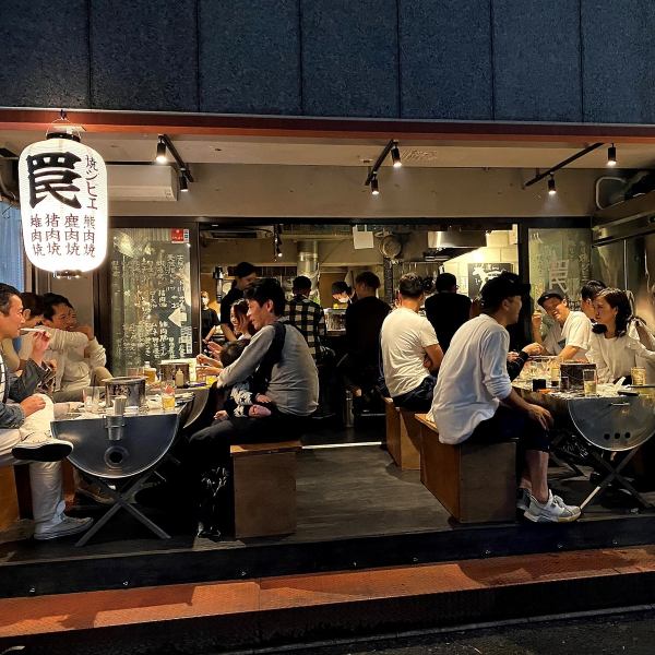 [Nakameguro Station] We invite everyone to the store at the open entrance.Ventilation measures are perfect! The deer on the side of the entrance is a landmark! There are counter seats that can be used by one person and table seats that can hold various banquets.Charter up to 45 people.The main banquet is decided by the game sent directly from the hunter.Please enjoy the fresh game.