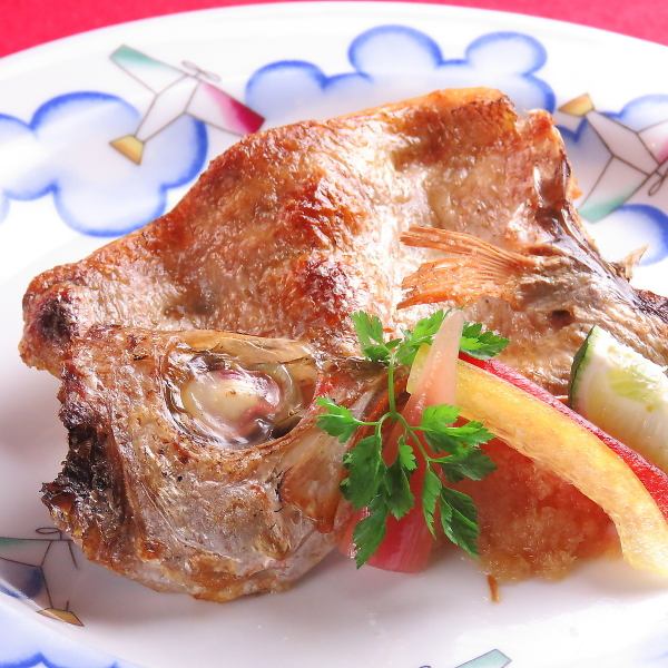 【一道美味佳餚】香脆可口的烤魚。這是一件令人自豪的作品,以色彩鮮豔的香料和精美的餐具為特色。