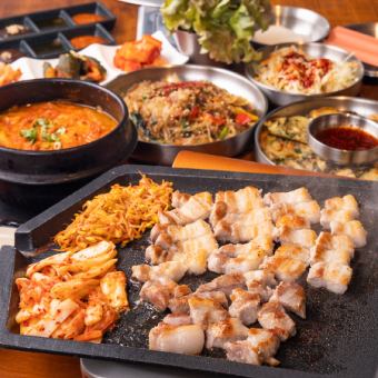 [Very popular welcome and farewell party course with premium all-you-can-drink] All-you-can-eat approx. 30 dishes including samgyeopsal for 4,545 yen