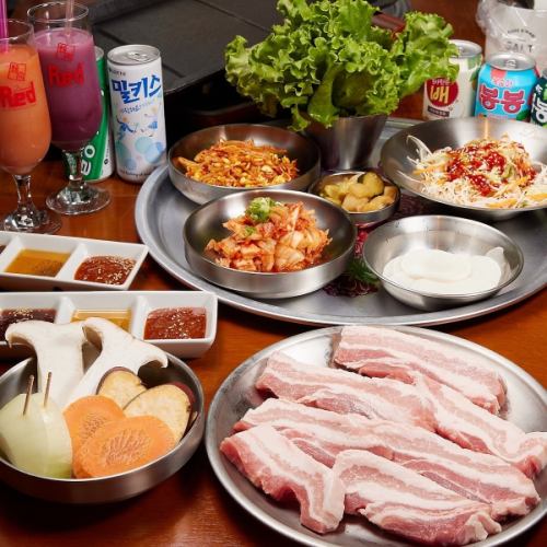 【最受欢迎】包括五花肉在内的约20种菜品的自助餐2,800日元！使用优惠券，无限畅饮加1,000日元