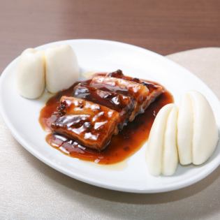 Stewed cubes with Chinese pickled vegetables served with steamed bread