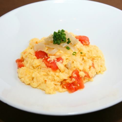 Fluffy egg with shark fin and tomato