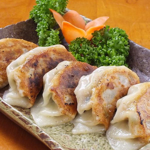 Enjoy authentic Chinese gyoza with crispy, chewy, and juicy gyoza dumplings that are hand-made right from the skin! All-you-can-eat over 40 varieties for 4,000 JPY!