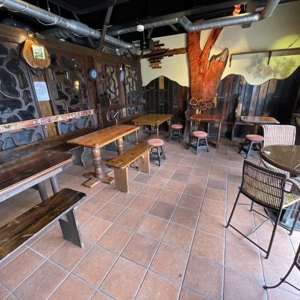 成田駅近くの広々店内が魅力のダイニングバー。ゆったりとした空間で食事や会話を楽しめます。貸切のお問い合わせも受け付けております。