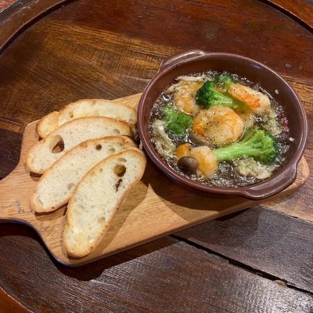 海老&キノコとブロッコリーアヒージョ