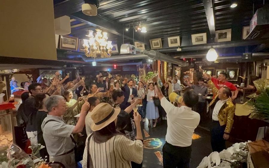 落ち着いた照明と上質なインテリアが結婚式の二次会にもぴったり。貸切OKで、思い出に残るひとときを演出します。お電話にてご相談受け付けております。お気軽にご連絡ください。